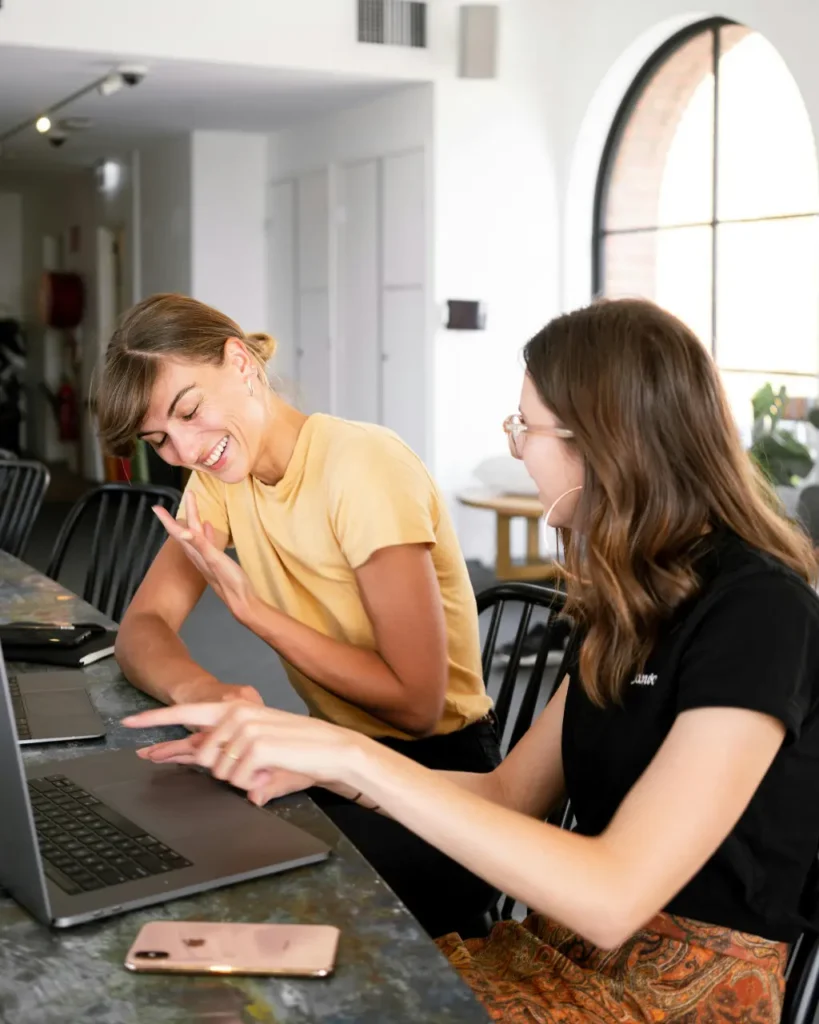 Doradca klienta w biurze podróży, przedstawia ofertę klientowi