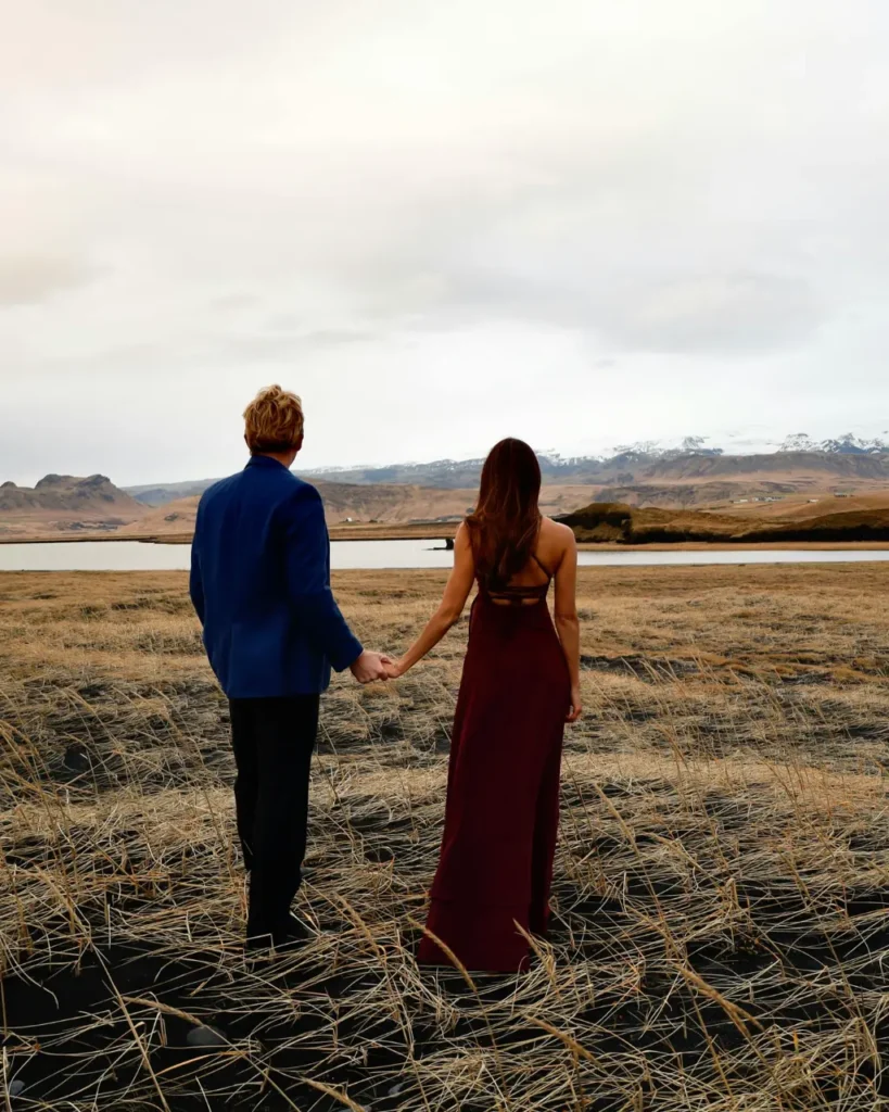 Para podczas miesiąca miodowego na Islandii trzyma się za ręce