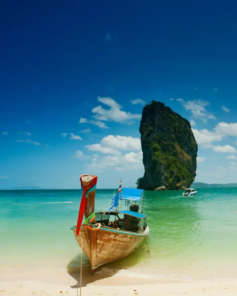 Speedboat zacumowany na brzegu tajskiej plaży