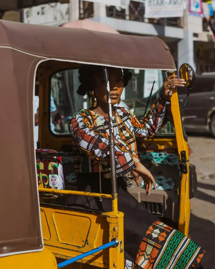 Kobieta siedząca w tajskim tuk tuku