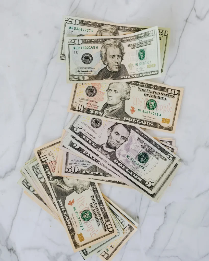 Dolary amerykańskie leżące na marmurowym stole